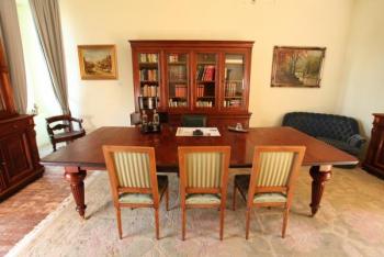 Jednácí nebo velký jídelní stůl. Masivní mahagon. Jednácí nebo velký jídelní stůl. Masivní mahagon.