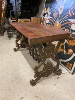 Konferenční stůl s litinovou trnoží Konferenční stůl s litinovou trnoží