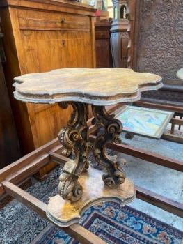 Fládrováný stolek v barokním stylu Fládrováný stolek v barokním stylu