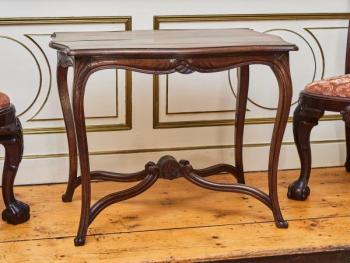 Stylový dřevěný stolek ve stylu Ludvíka XV Stylový dřevěný stolek ve stylu Ludvíka XV