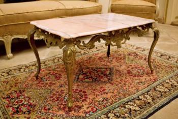 Menší konferenční stolek v rokokovém stylu Menší konferenční stolek v rokokovém stylu